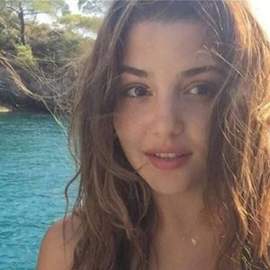 Güzel oyuncu Hande Erçel, sevgilisi Murat Dalkılıç’ın fotoğrafını paylaştı. Murat