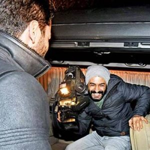 Kenan İmirzalıoğlu önceki akşam Etiler’deydi. Oyuncu, minibüsünün kapısında sıkışıp kendisine