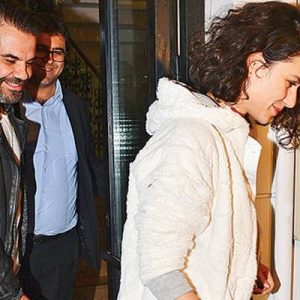 Kenan Doğulu ile Beren Saat, Cihangir’de yemekteydi. Dostlarıyla birlikte Sur