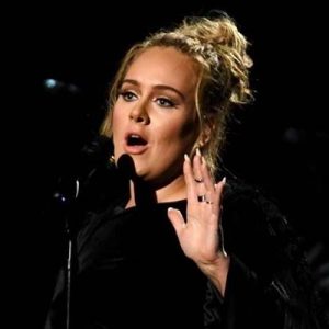 İngiliz şarkıcı Adele, Time dergisine, meslektaşını övgüler yağdıran bir yazı