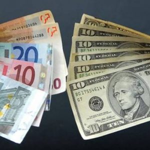 Dolar yeni haftanın ilk işlemlerinde 4.3519 liraya çıkarken, euro da