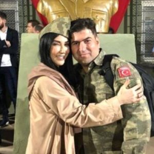 Ünlü popçu Hande Yener, moral ziyareti için gittiği Hatay’daki sınır