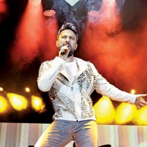 Öne çıkan rap müziğinin yükselişi, pop starları etkiledi. Sevilen rap