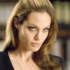 ‘Maleficent 2’ filminin çekimleri için Londra’ya giden Angelina Jolie, yanında