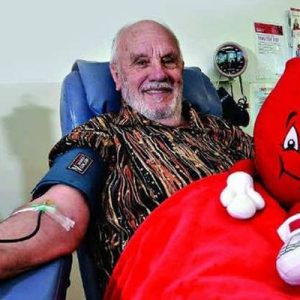 60 yıl boyunca neredeyse her hafta kan verdi, milyonlarca bebek