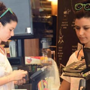 Beren Saat, önceki gün Kuruçeşme’deki bir markette objektife takıldı. Uzun