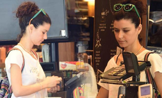 Beren Saat, önceki gün Kuruçeşme’deki bir markette objektife takıldı. Uzun