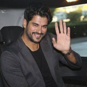 Ünlü oyuncu Burak Özçivit, Slovenya yolcusu… Geçtiğimiz günlerde eşi Fahriye