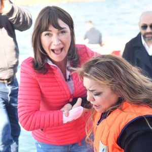 Yüzme bilmediğini her fırsatta dile getiren Kibariye, şakalanacağından habersiz bir