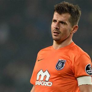 Başakşehir, 37 yaşındaki Emre Belözoğlu’nun sözleşmesini bir yıl daha uzattı.