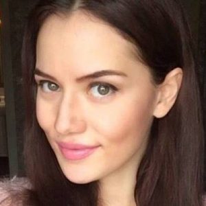 Güzel oyuncu Fahriye Evcen’in hayranları, yanak dolgusu iddialarına fotoğraflı cevap