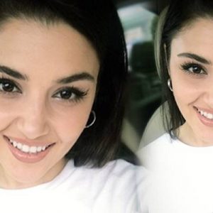 Hande Erçel, instagram’dan İngilizce “Hiçbir şey değişmez” yazan t-shirt’üyle çekilmiş