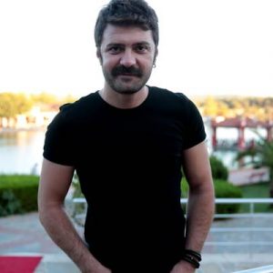 Oyuncu Şahin Irmak, instagram hesabından yaptığı paylaşımla Orhan Gencebay’ın reklamına