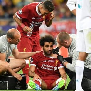 Sezonun parlayan yıldızı Mohamed Salah’ın Şampiyonlar Ligi finalinde omzundan sakatlanarak