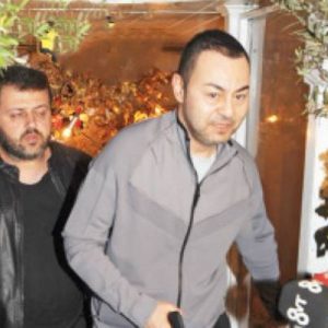 Serdar Ortaç, Etiler’de ortaya çıktı. Arkadaşlarıyla buluşup yemek yiyen şarkıcı,