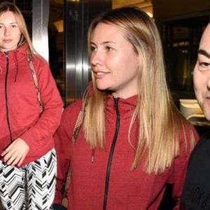 Serdar Ortaç, eşi Chloe Loughnan ile önceki akşam bir AVM’de