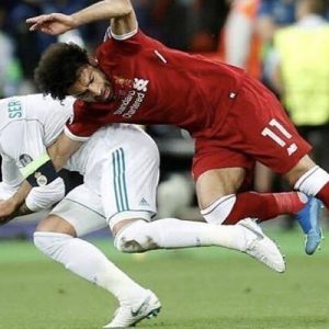 Liverpool’un yıldız oyuncusu Muhammed Salah, Real Madrid’li Sergio Ramos’un “İğne
