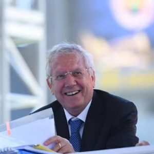 Seçimli Fenerbahçe kongresinde gergin anlar yaşanıyor. El sıkma tartışmasının ardından