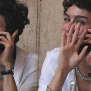 Birce Akalay, Nişantaşı’nda objektife takıldı. Hararetli bir şekilde telefonla konuşan