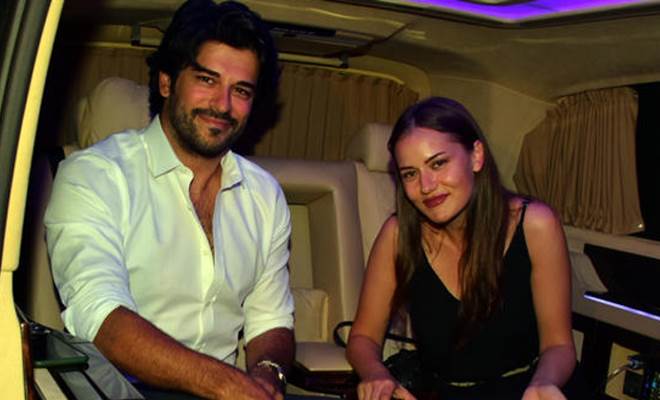 Burak Özçivit ve Fahriye Evcen önceki gece arkadaşlarıyla bir araya