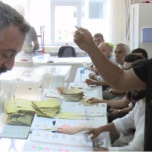 Ünlü komedyen Cem Yılmaz oyunu kullandı, espriler havada uçuştu. Ünlü