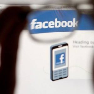 Facebook, cep telefonunuzun mikrofonundan sizi dinleyip, televizyonda ne izlediğinizi bile