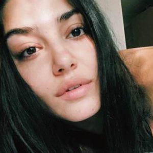 Oyuncu Hande Erçel, Instagram hesabından makyajsız fotoğrafını paylaştı. Hande Erçel,