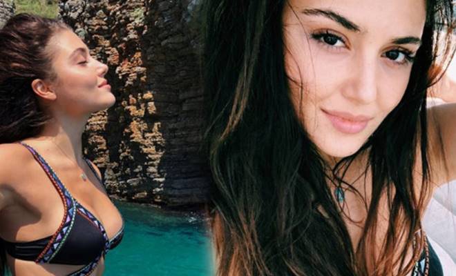 Karadağ’ın Budva şehrinde tatil yapan oyuncu Hande Erçel’den bikinili paylaşım