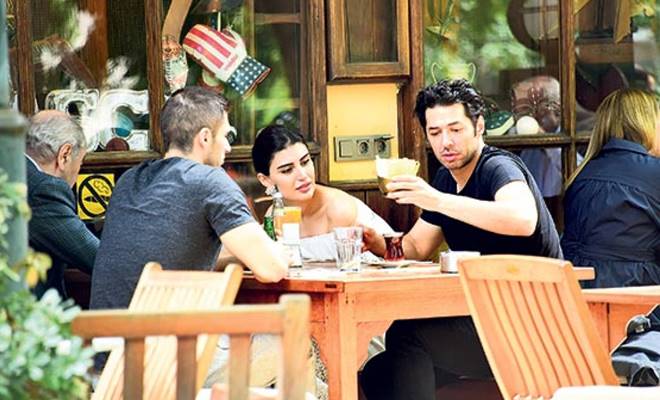 İdil Fırat’la yeni bir aşka yelken açan Mert Fırat, sevgilisinin