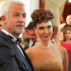 Yasak Elma dizisinin setinde oyuncu Talat Bulut’un kostüm asistanı Özge