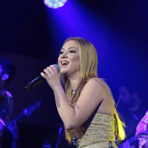 Şarkılarıyla olduğu kadar sahne performansı ile de her zaman adından