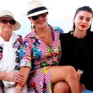 Ünlü şarkıcı Hadise’nin annesi Gülnihal Açıkgöz’ün, uyku ilacı içerek intihar