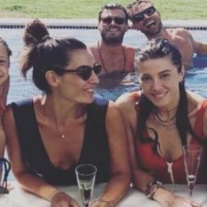 Kıvanç Tatlıtuğ ile eşi Başak Dizer, önceki gün dostlarıyla havuz
