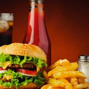 Sınırsız abur cubur, hamburger ve asitli içecek… Oyun konsolu ve