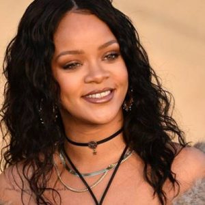 Zaman zaman aldığı kilolar nedeniyle eleştirilen Rihanna, kalın vücut hatlarıyla