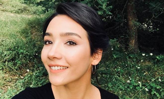 ‘Söz’ dizisiyle adını duyuran oyuncu Aybüke Pusat önceki akşam Arnavutköy’de