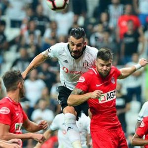 Beşiktaş – Antalyaspor karşılaşmasında hakem Halis Özkahya’nın müsabakanın 72. dakikasında