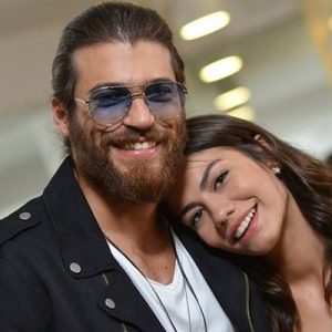 Can Yaman ile aralarında hiçbir sorun olmadığını vurgulayan Demet Özdemir,