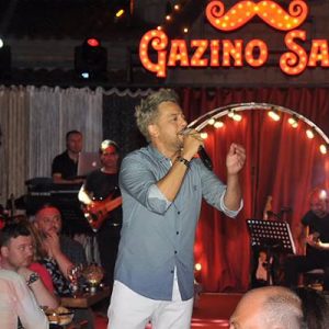 Popçu Emre Altuğ’un ortağı olduğu İzmir Alaçatı’daki Gazino Sako adlı