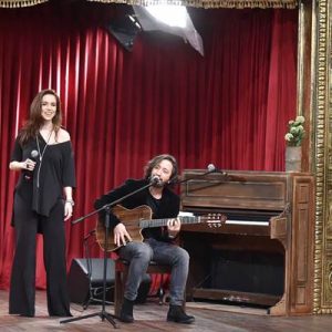 Tolga Çevik’in ‘Arkadaşım’ olarak sahneye çıktığı, ekranların en sıra dışı