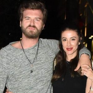 Yakışıklı oyuncu Kıvanç Tatlıtuğ eşi Başak Dizer’in paylaşımına yaptığı yorumla