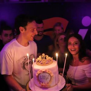 Simge, geçtiğimiz akşam Edis’in Harbiye konserinde arkadaşlarının doğum günü sürprizi