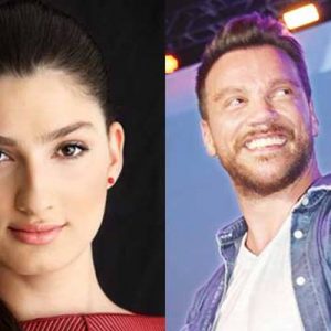 Sinan Akçıl, İstanbul Açıkhava’da konser verdi. Sahneye oldukça enerjik çıkan