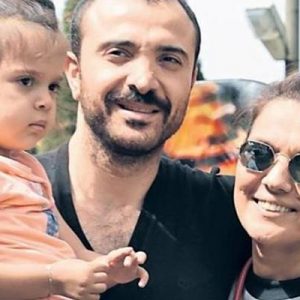 Yakın arkadaşı Kerimcan Durmaz’ın doğum günü partisinden çıkarken görüntülenen Demet