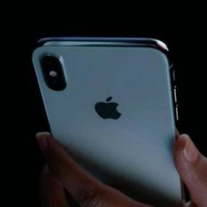 Apple’ın yeni tanıttığı iPhone modelleri, kadınların kullanabilmesi için fazla büyük