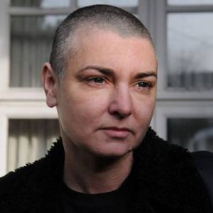 Dünyaca ünlü İrlandalı kadın şarkıcı Sinead O’Connor, Müslüman olduğunu açıkladı.