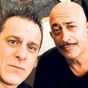 Cem Yılmaz, ‘Kara Komik Filmler’ setinden Ozan Güven ile fotoğrafını