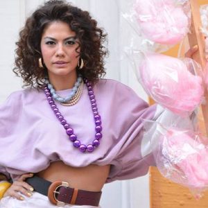 Başrollerini Demet Özdemir ve Can Yaman’ın paylaştığı yılın dizisi “Erkenci