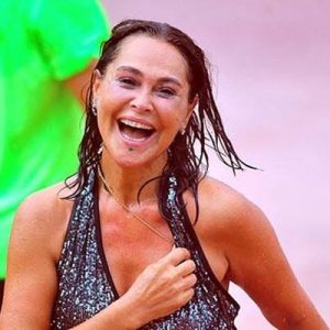Adına düzenlenen tenis turnuvası için kente gelen Hülya Avşar’a gösteri