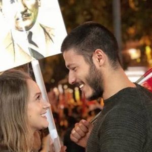Çukur dizisindeki performansıyla birçok kişi tarafından hayranlıkla takip edilen ünlü